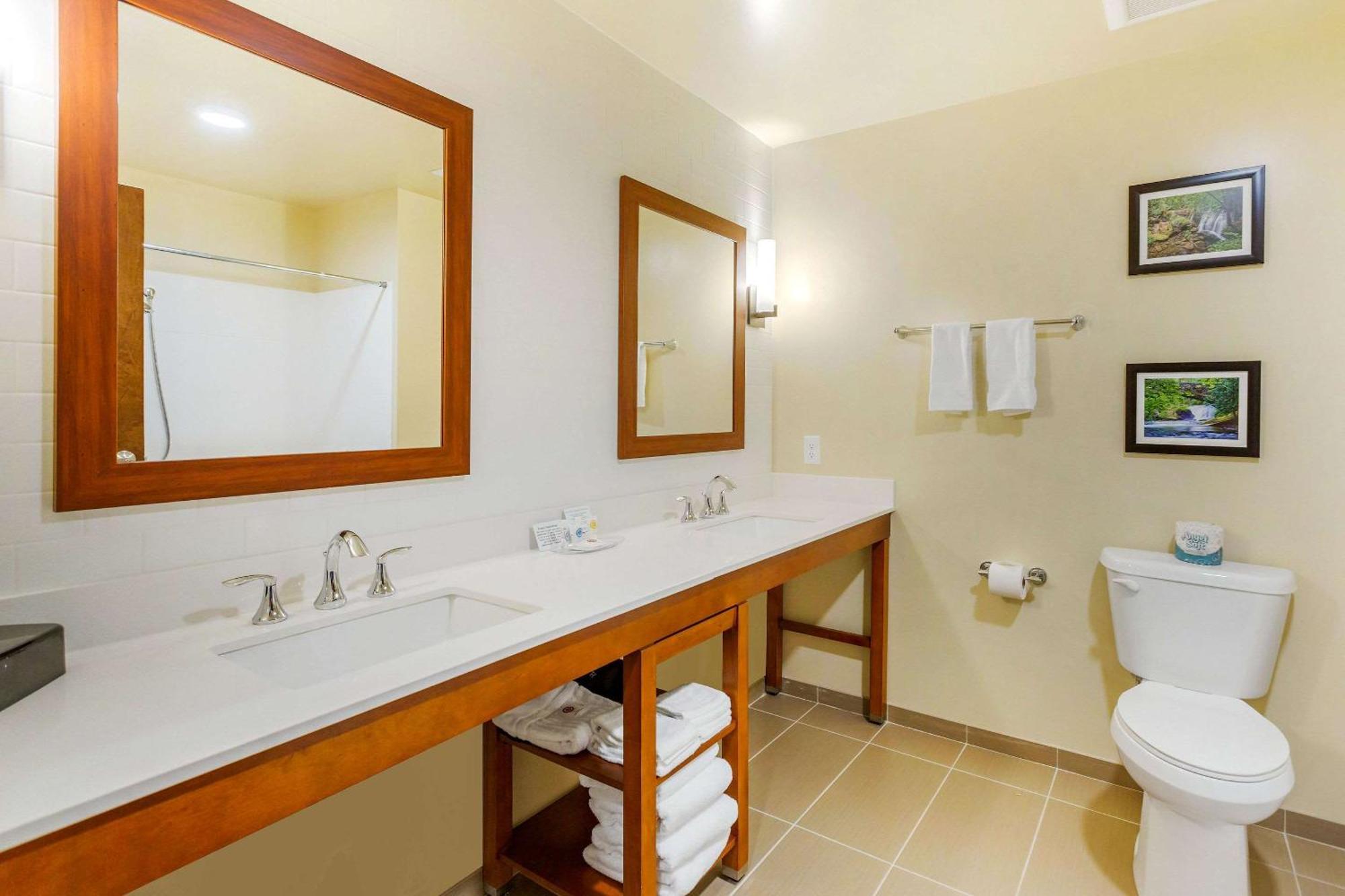 Comfort Suites Burlington Near I-5 Экстерьер фото
