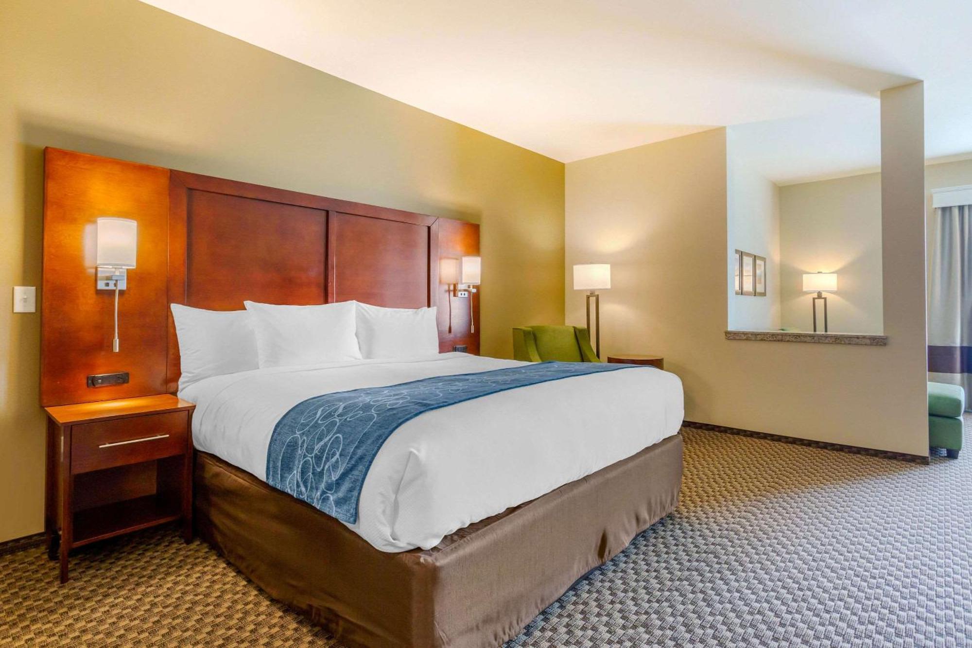 Comfort Suites Burlington Near I-5 Экстерьер фото