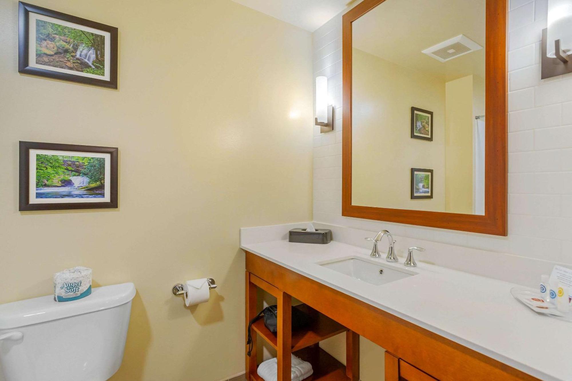 Comfort Suites Burlington Near I-5 Экстерьер фото