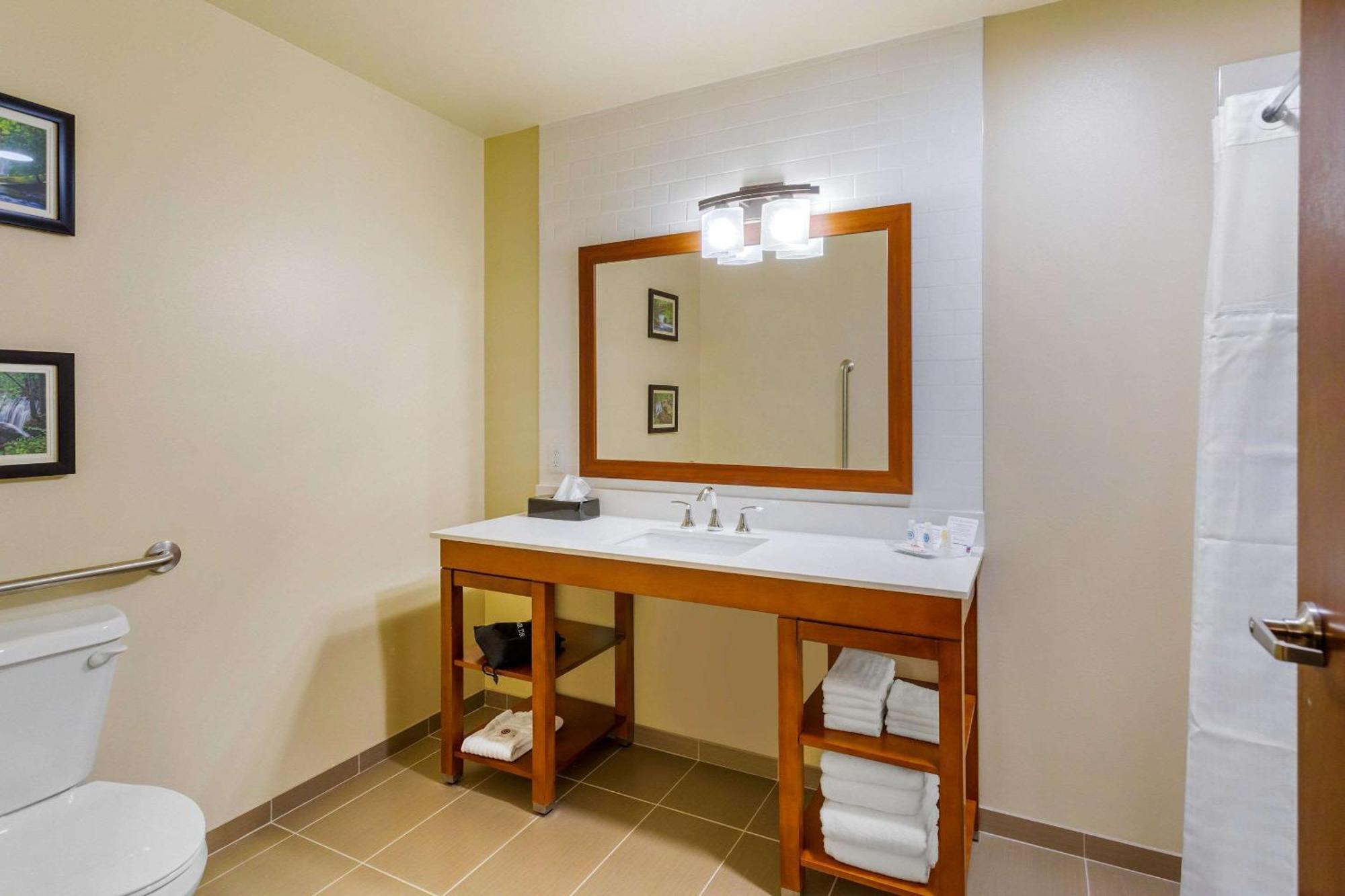 Comfort Suites Burlington Near I-5 Экстерьер фото