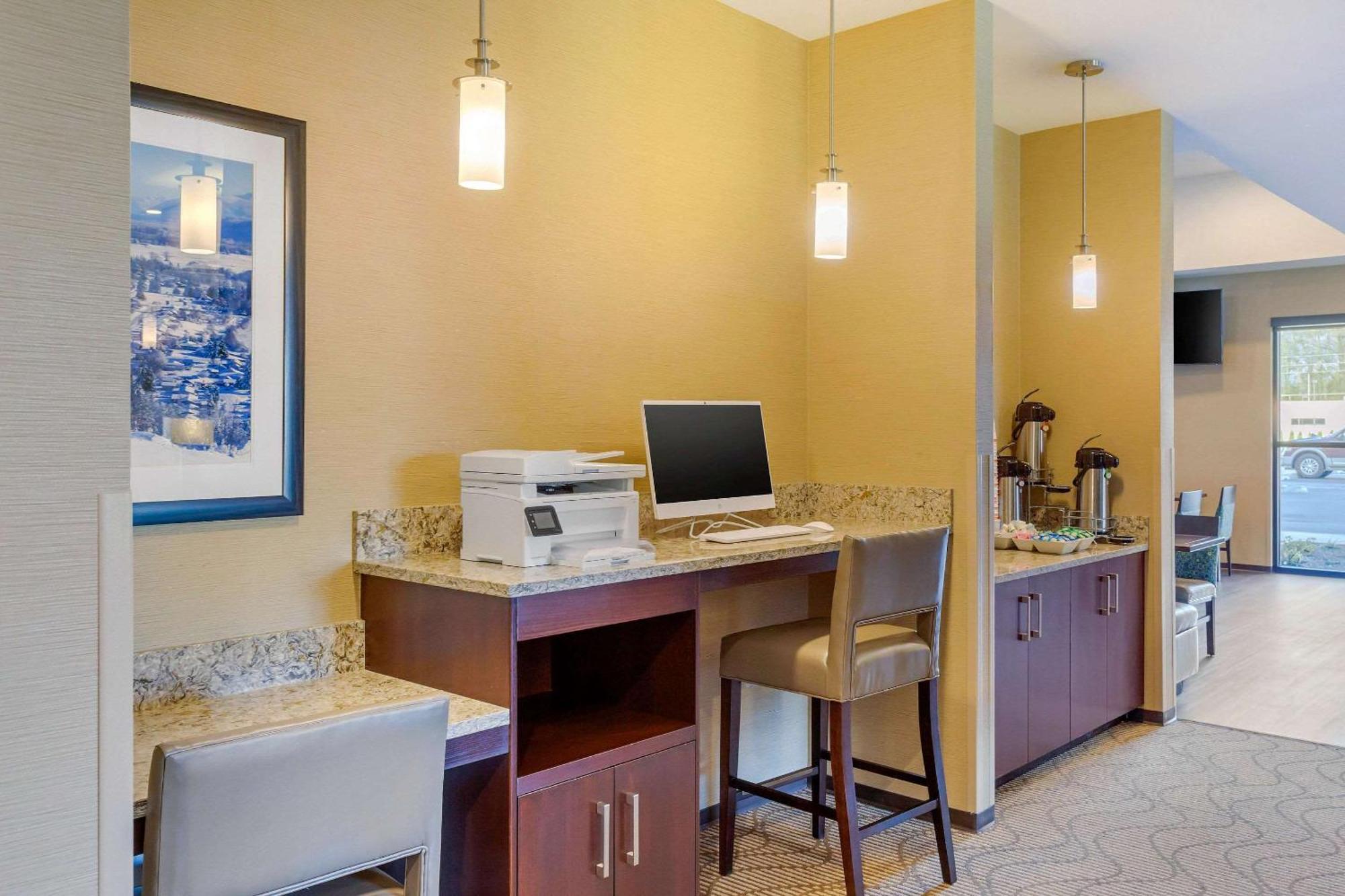 Comfort Suites Burlington Near I-5 Экстерьер фото