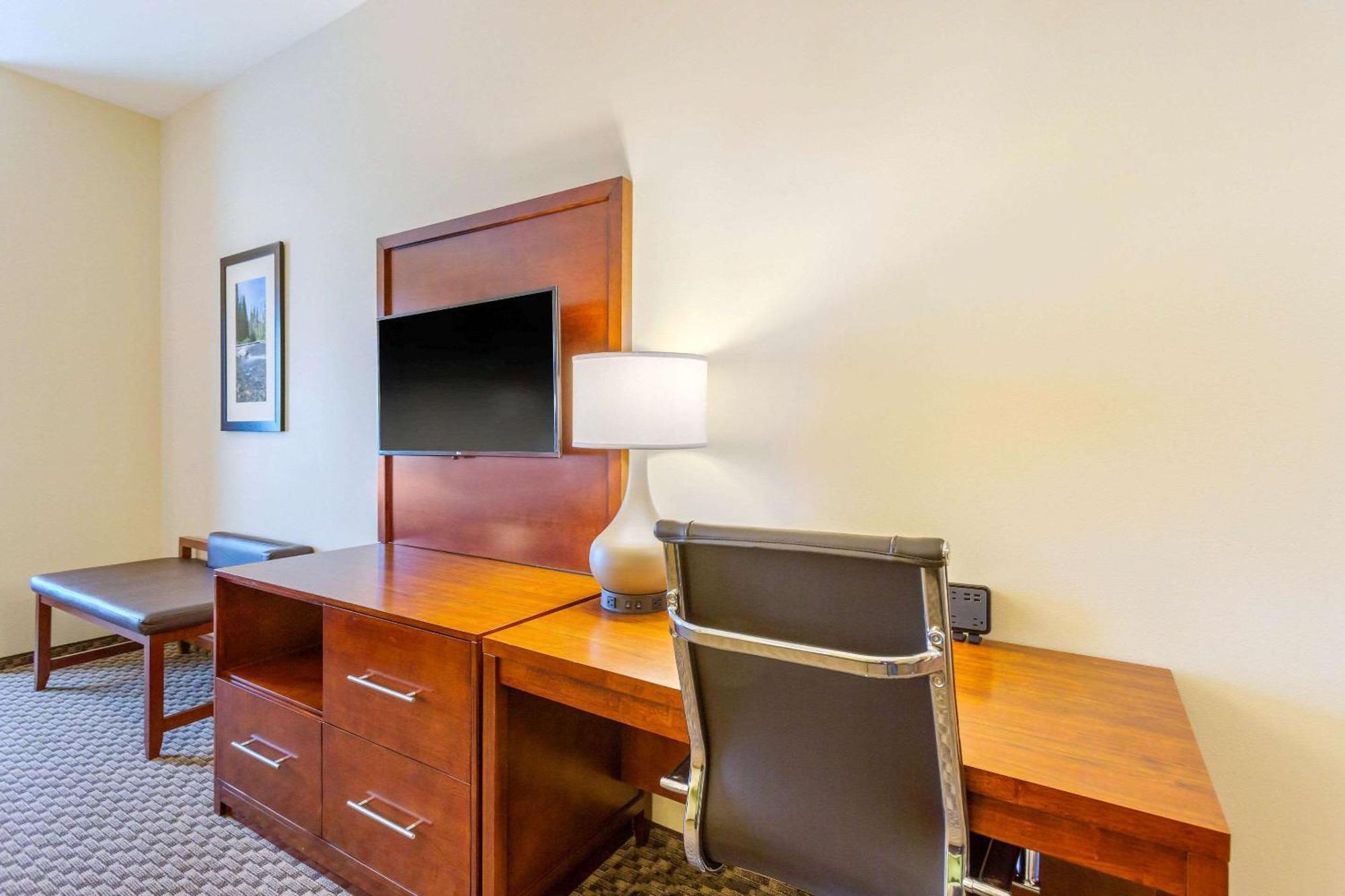 Comfort Suites Burlington Near I-5 Экстерьер фото